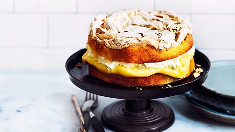Schneemousse-Torte mit Lemoncurd-Pudding Rezept - Foto: House of Food / Bauer Food Experts KG