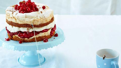 Schneemousse-Torte mit roten Johannisbeeren Rezept - Foto: House of Food / Bauer Food Experts KG