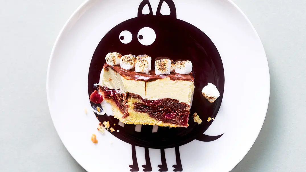 Schneewittchen-Kuchen mit Mini-Marshmallows Rezept - Foto: LECKER @ Bauer Media Group Schneewittchen-Kuchen mit Mini-Marshmallows Rezept - Foto: LECKER @ Bauer Media Group