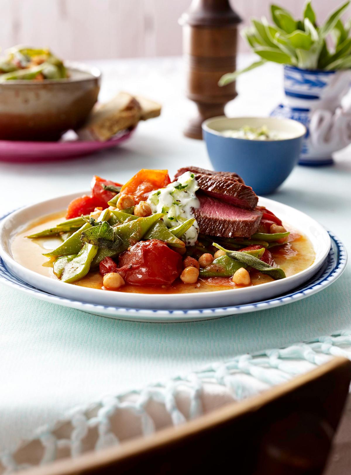 Schneidebohnen und Kichererbsen in Tomatensoße zu Lammlachsen Rezept