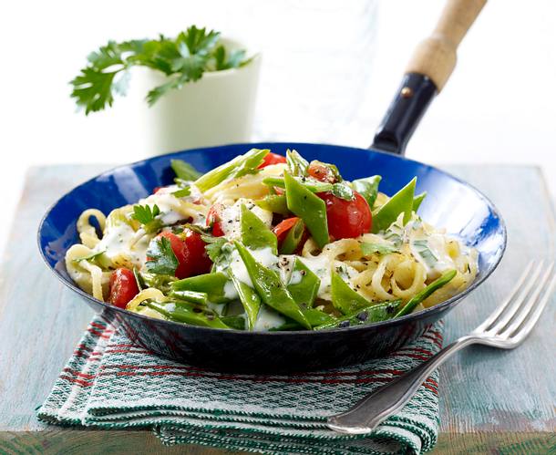 Schneidebohnenpfanne mit Tomaten, Spätzle und Lauchzwiebeln in Schmelzkäsesoße Rezept Schneidebohnenpfanne mit Tomaten, Spätzle und Lauchzwiebeln in Schmelzkäsesoße Rezept