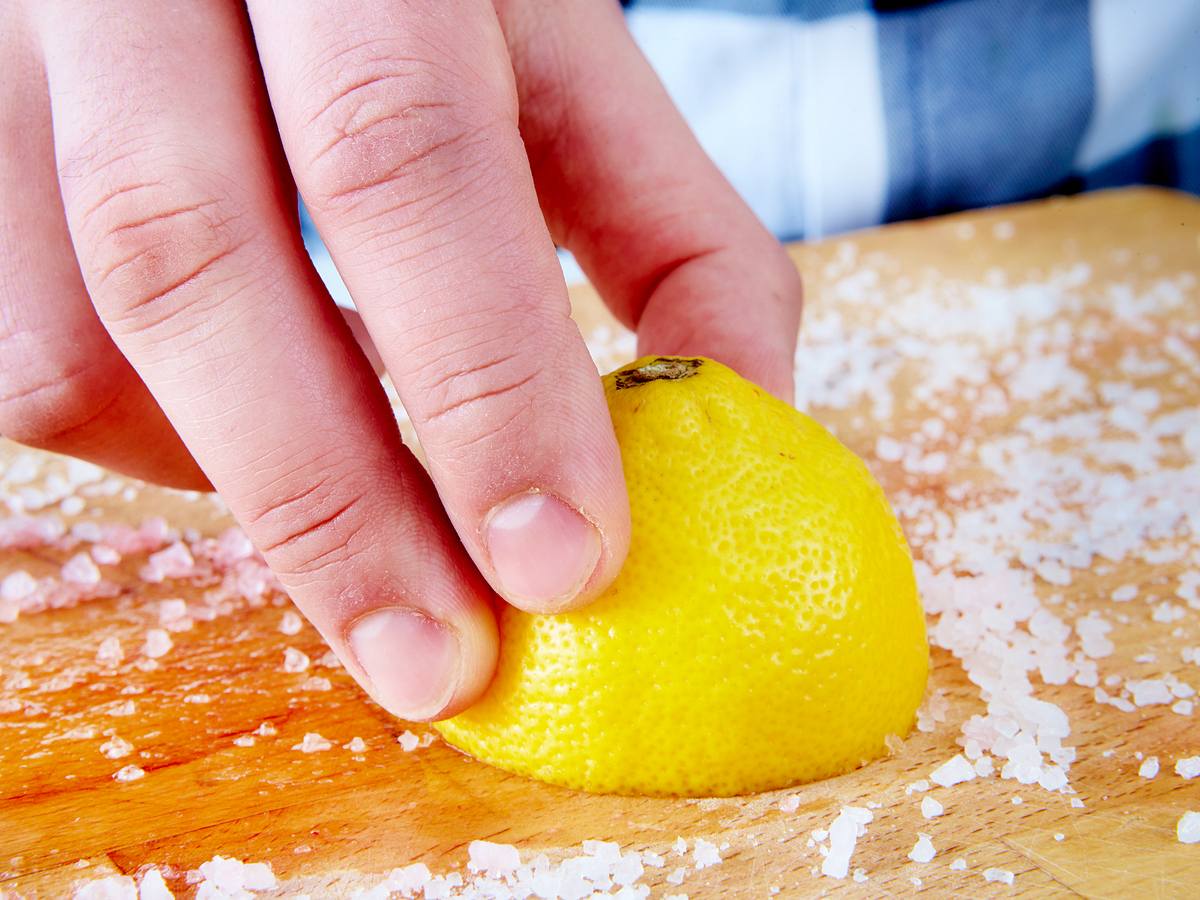 Schneidebrett mit Zitronenschale reinigen