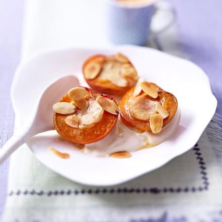 Schnelle Aprikosen mit Mandeln und Vanillecreme Rezept Schnelle Aprikosen mit Mandeln und Vanillecreme Rezept