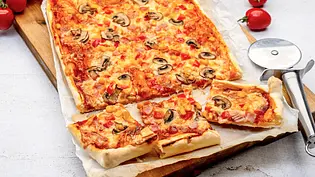 Schnelle Blätterteig-Pizza - Foto: ShowHeroes für LECKER @ Bauer Media Group