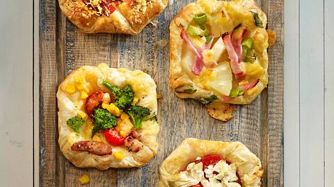 schnelle Blätterteigpizzen mit Schinken Rezept - Foto: House of Food / Bauer Food Experts KG