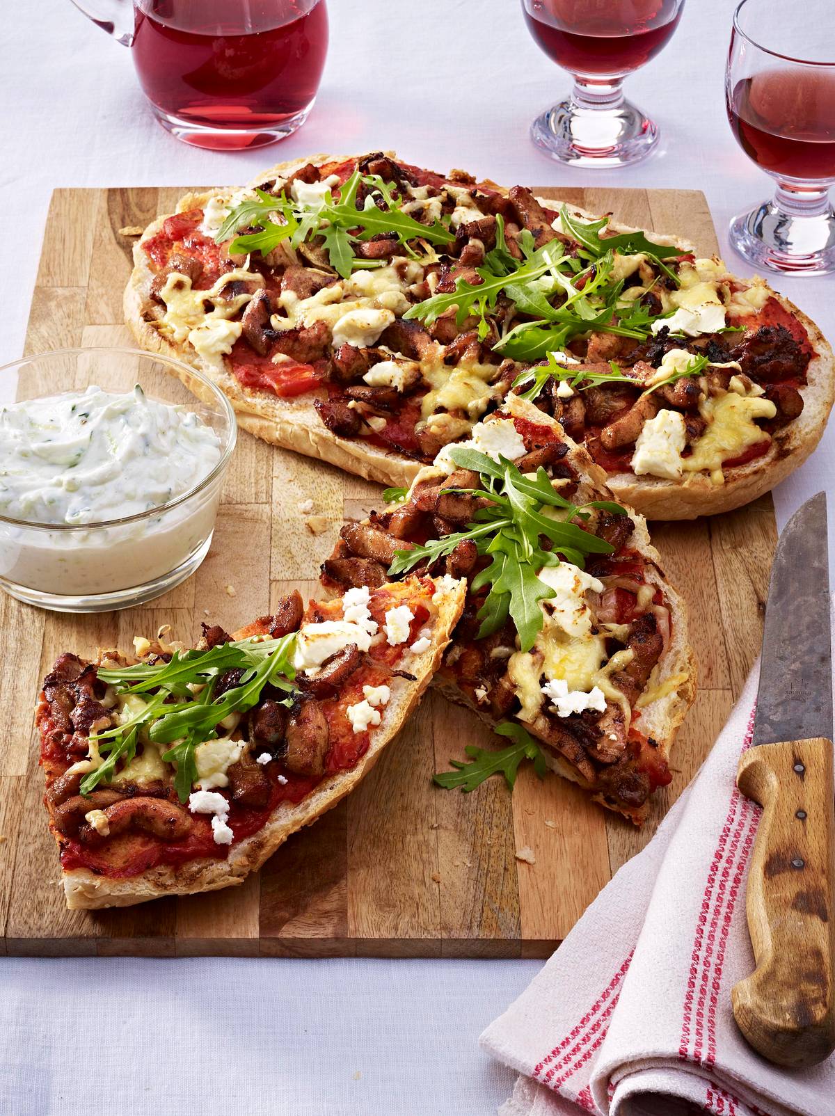 Schnelle Fladenbrotpizza mit Feta Rezept