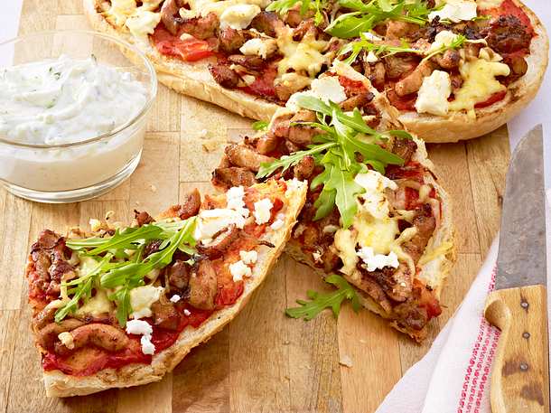 Schnelle Fladenbrotpizza mit Feta Rezept Schnelle Fladenbrotpizza mit Feta Rezept