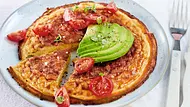 Schnelle Frühstücksidee: Skyr-Omelett mit Avocado und Tomaten - Foto: LECKER @ Bauer Media Group Schnelle Frühstücksidee: Skyr-Omelett mit Avocado und Tomaten - Foto: LECKER @ Bauer Media Group
