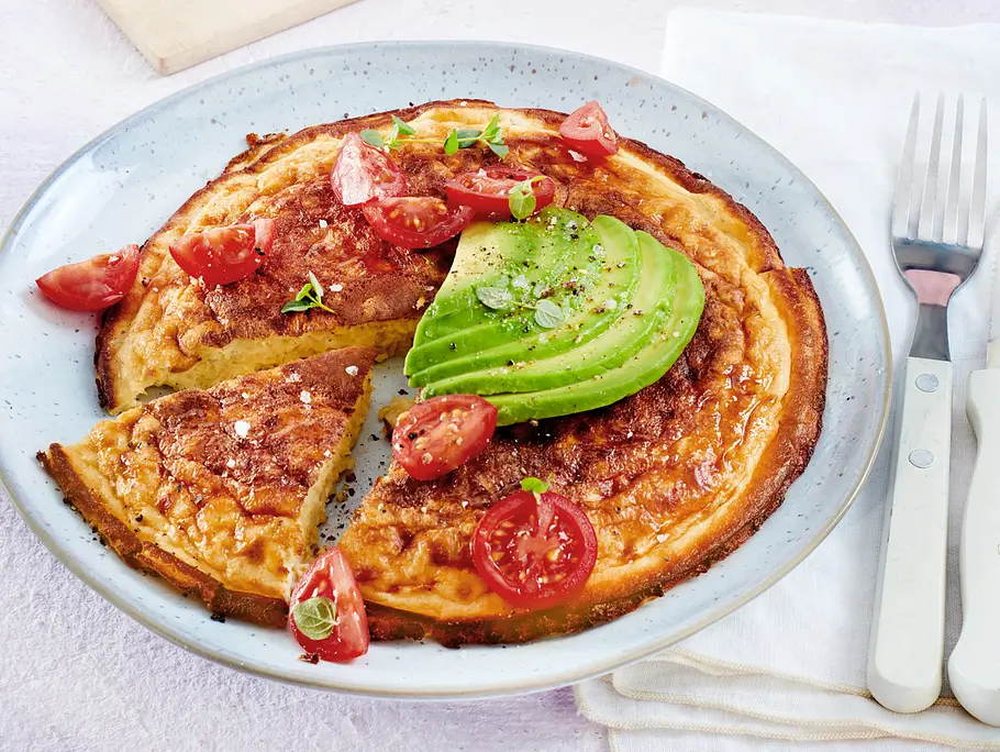 Schnelle Frühstücksideen Schnelle Frühstücksidee: Skyr-Omelett mit Avocado und Tomaten