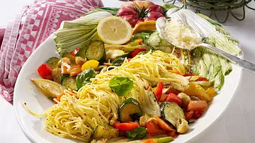 Schnelle Gemüsepfanne zu Nudeln Rezept - Foto: LECKER @ Bauer Media Group