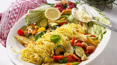 Schnelle Gemüsepfanne zu Nudeln Rezept - Foto: LECKER @ Bauer Media Group