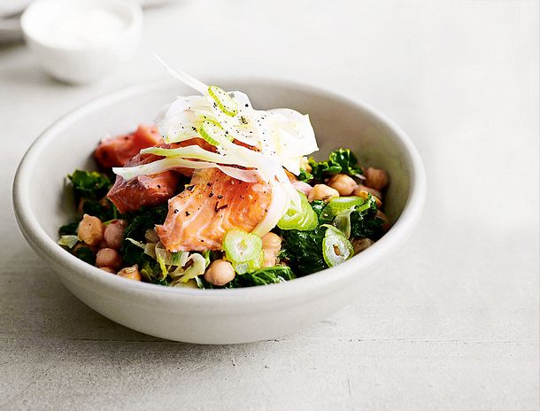 Schnelle Grünkohl-Pfanne mit Lachs Rezept Schnelle Grünkohl-Pfanne mit Lachs Rezept