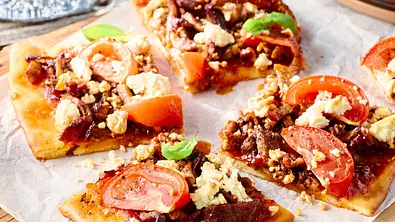 Schnelle Gyros-Feta-Pizza Rezept - Foto: LECKER @ Bauer Media Group