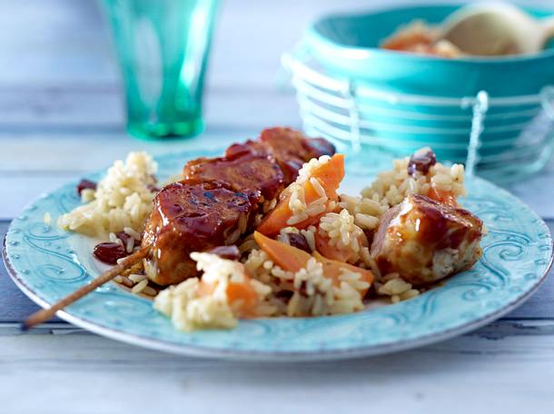 Schnelle Hähnchenspieße mit Möhren-Rosinen-Reis Rezept Schnelle Hähnchenspieße mit Möhren-Rosinen-Reis Rezept