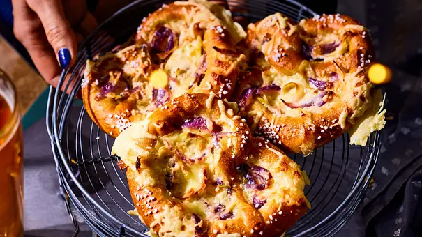 Schnelle Idee für TK-Brezel: Flammkuchen-Brezel - Foto: LECKER @ Bauer Media Group Schnelle Idee für TK-Brezel: Flammkuchen-Brezel - Foto: LECKER @ Bauer Media Group