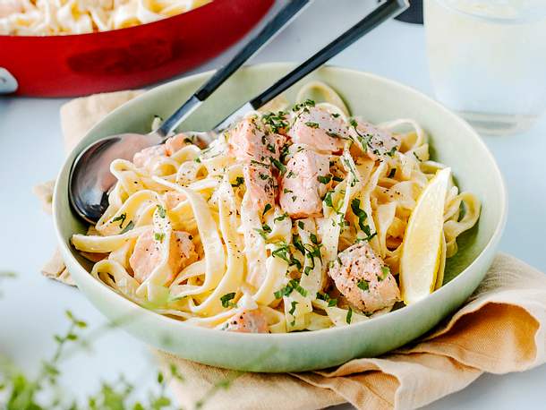 Schnelle Lachsnudeln Rezept | LECKER