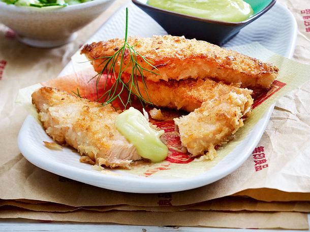 Schnelle Lachsstäbchen mit Wasabi-Salatcreme Rezept Schnelle Lachsstäbchen mit Wasabi-Salatcreme Rezept