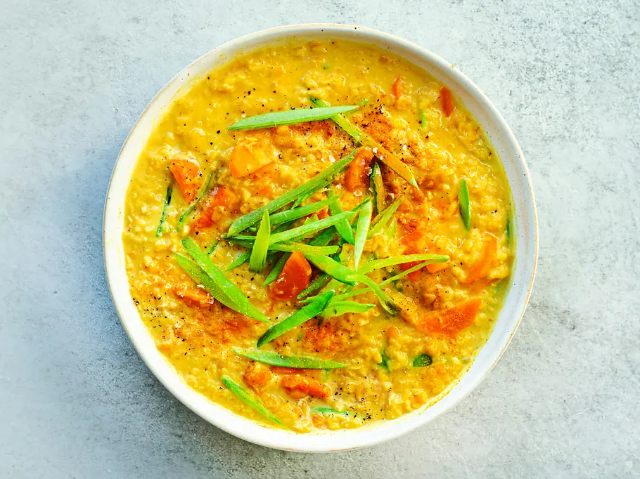Schnelle Linsensuppe mit Möhren und Zuckerschoten-Streifen in einer weißen Suppenschale