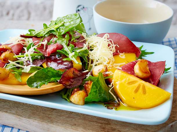 Kaki-Salat mit Bünder Fleisch und Macadamianüssen Rezept Kaki-Salat mit Bünder Fleisch und Macadamianüssen Rezept