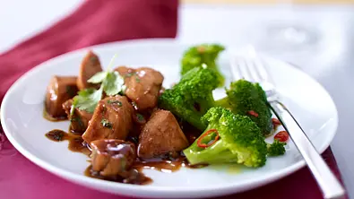 Schnelle marinierte Hähnchenfilets mit Brokkoli Rezept - Foto: LECKER @ Bauer Media Group