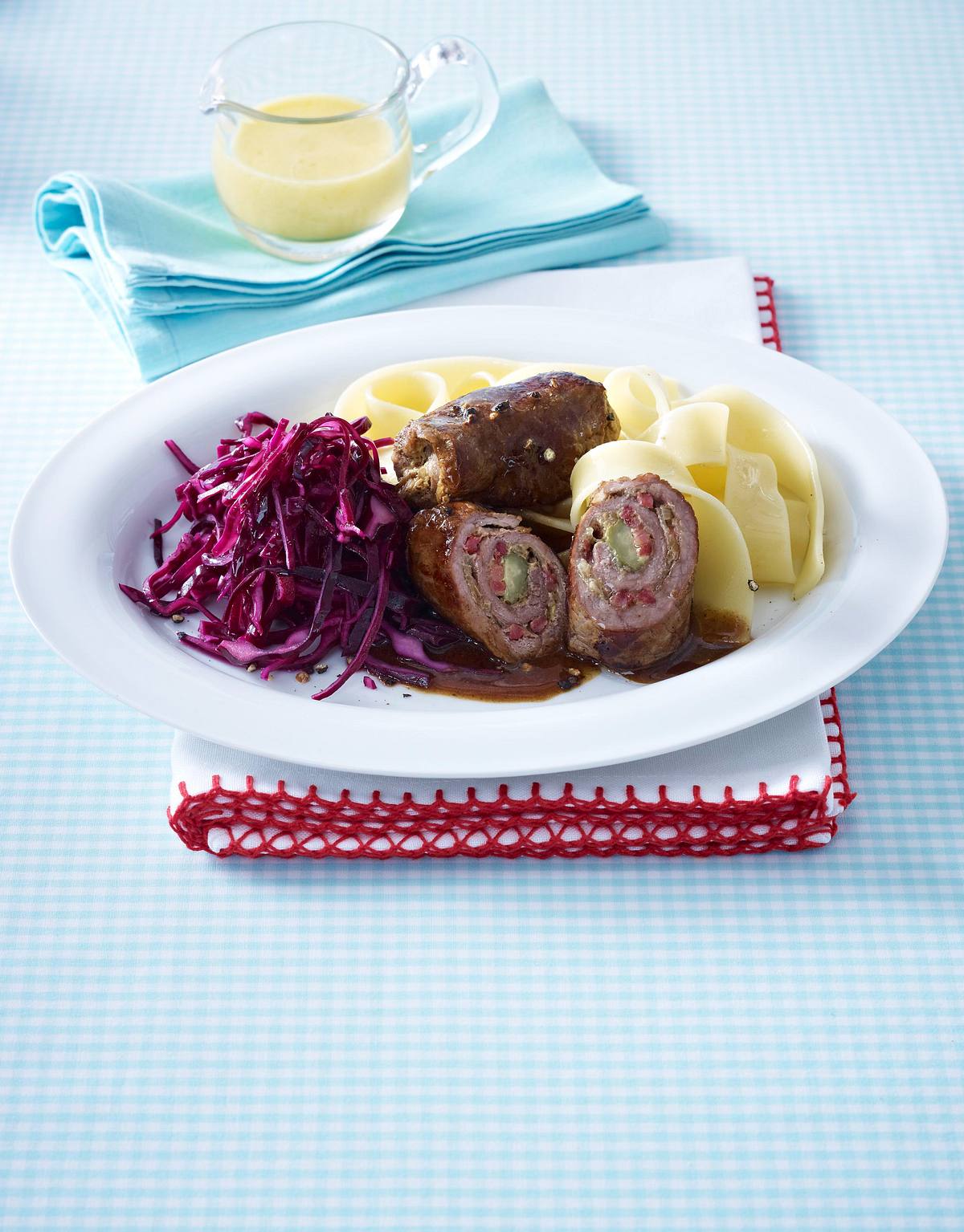 Schnelle Mini-Rinderrouladen mit Rotkohlsalat und Bandnudeln Rezept