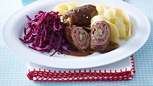 Schnelle Mini-Rinderrouladen mit Rotkohlsalat und Bandnudeln Rezept - Foto: Weidner, Tim