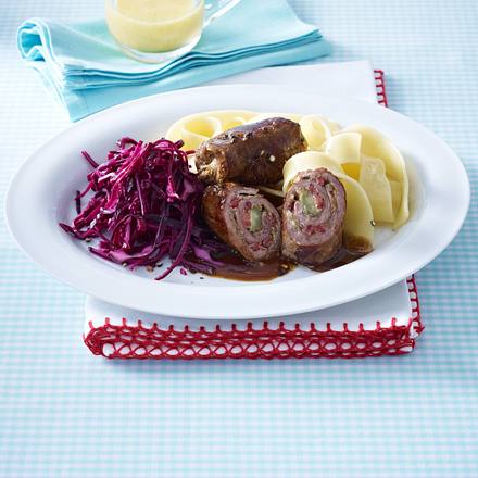 Schnelle Mini-Rinderrouladen mit Rotkohlsalat und Bandnudeln (Single) Rezept Schnelle Mini-Rinderrouladen mit Rotkohlsalat und Bandnudeln (Single) Rezept