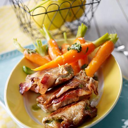Schnelle Minuten-Schnitzelchen mit Pesto zu Zitronen-Möhren Rezept Schnelle Minuten-Schnitzelchen mit Pesto zu Zitronen-Möhren Rezept