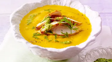 Schnelle Möhrensuppe mit Hähnchen Rezept - Foto: LECKER @ Bauer Media Group