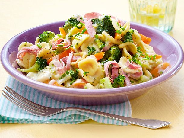 super fast cheese pasta recipes: Quick noodles with broccoli in cream cheese sauce