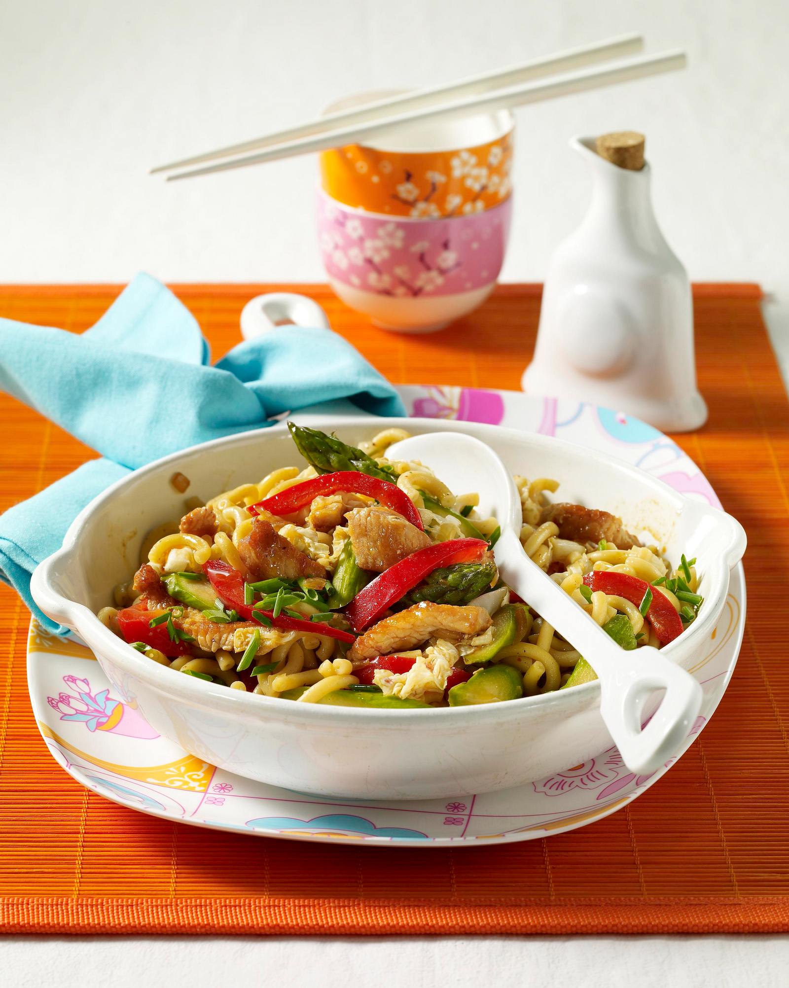 Schnelle Nudelpfanne mit knackigem Gemüse Rezept | LECKER