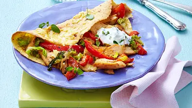 Schnelle Quesadillas mit Hähnchenfilet und Dip Rezept - Foto: LECKER @ Bauer Media Group