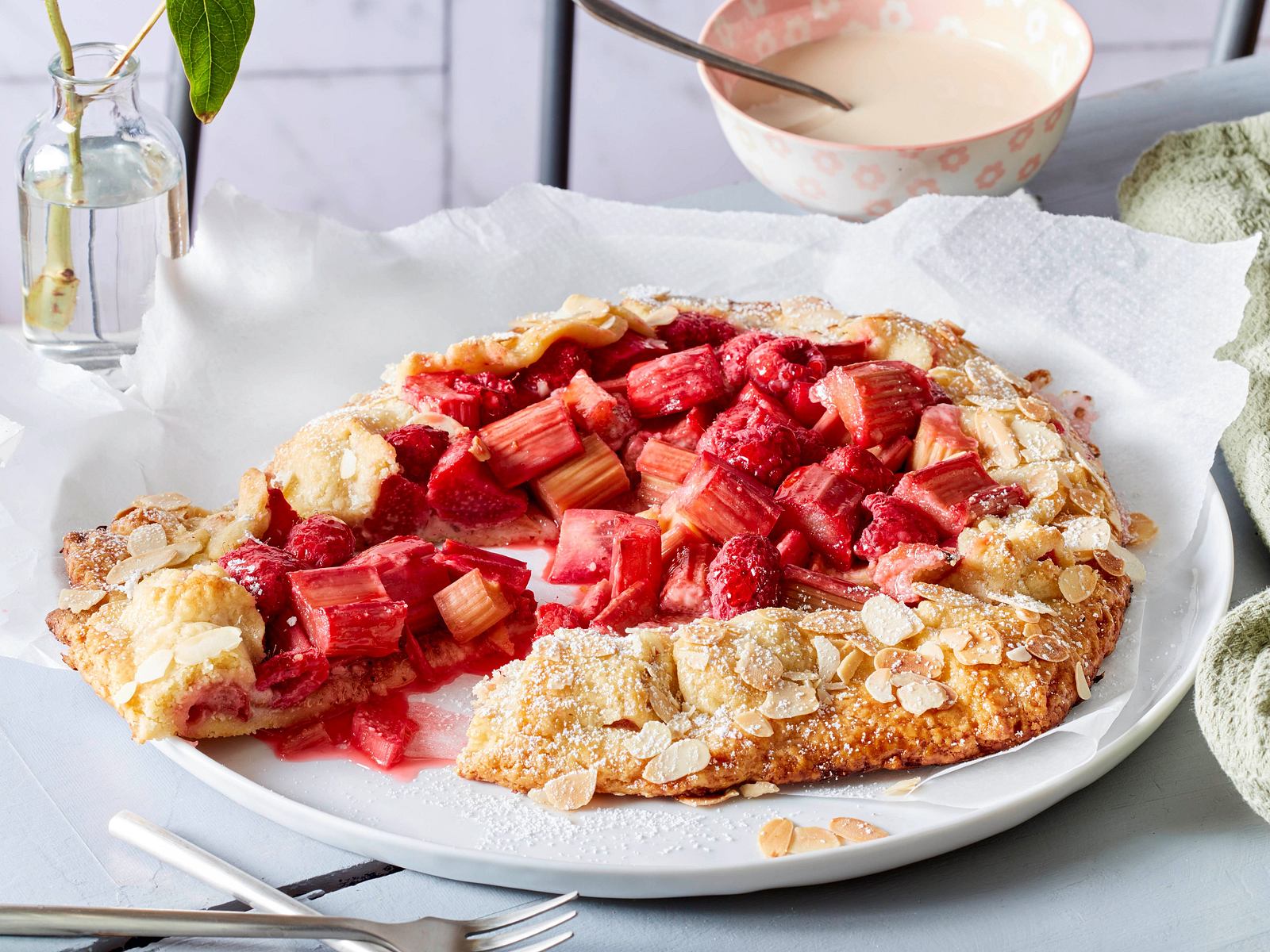 Schnelle Rhabarber-Galette mit Vanillesoße Rezept | LECKER