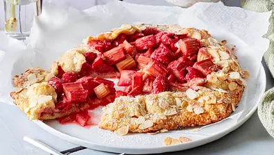 Schnelle Rhabarber-Galette mit Vanillesoße Rezept - Foto: LECKER @ Bauer Media Group