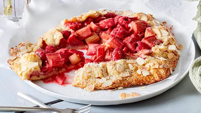 Rhabarber-Galette - Foto: LECKER @ Bauer Media Group Rhabarber-Galette - Foto: LECKER @ Bauer Media Group