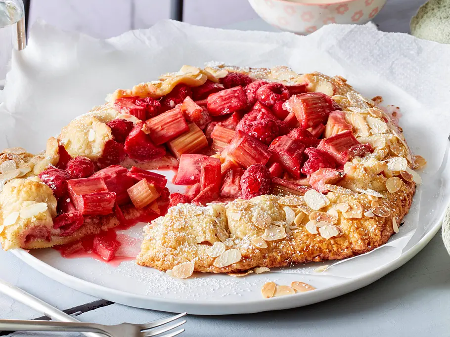 Schnelle Rhabarber-Galette mit Vanillesoße Rezept