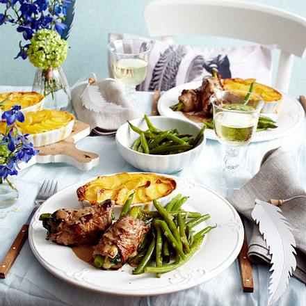 Schnelle Rumpsteakrouladen zu Kartoffelgratin und grünen Bohnen Rezept Schnelle Rumpsteakrouladen zu Kartoffelgratin und grünen Bohnen Rezept