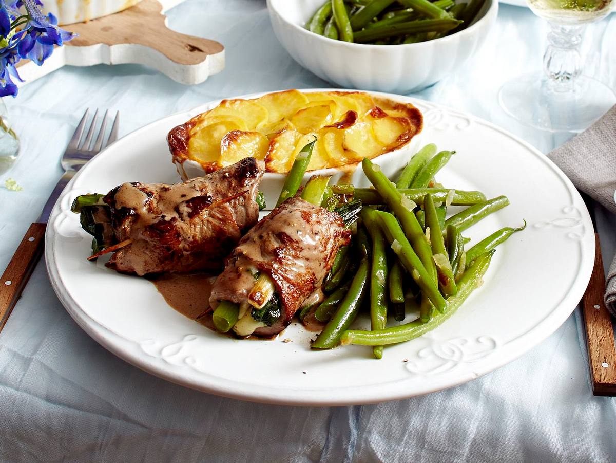 Schnelle Rumpsteakrouladen zu Kartoffelgratin und grünen Bohnen Rezept
