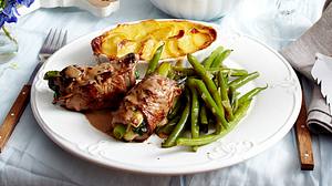 Schnelle Rumpsteakrouladen zu Kartoffelgratin und grünen Bohnen Rezept - Foto: House of Food / Bauer Food Experts KG