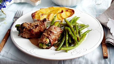 Schnelle Rumpsteakrouladen zu Kartoffelgratin und grünen Bohnen Rezept - Foto: House of Food / Bauer Food Experts KG