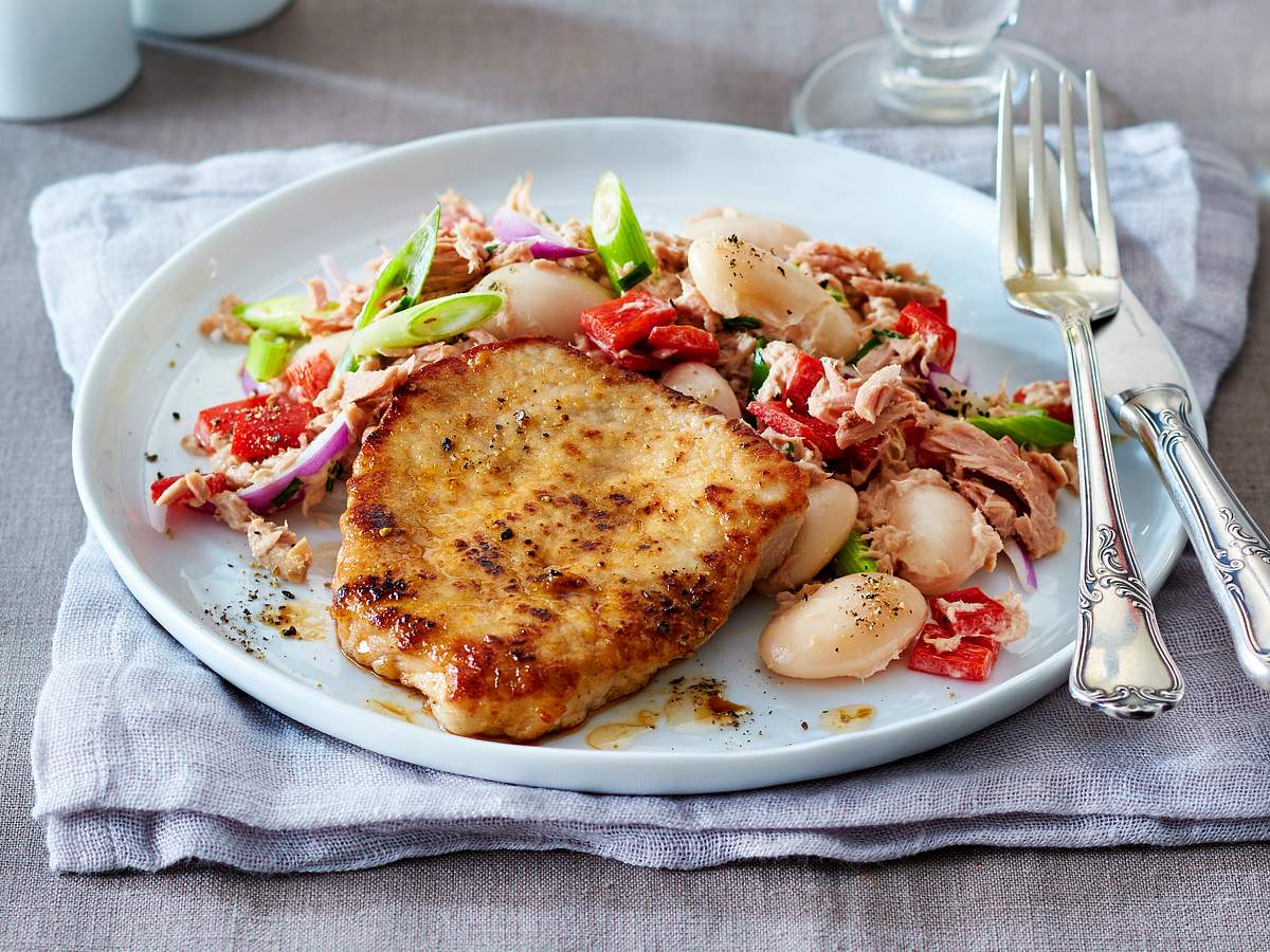 Schnelle Schnitzel mit Thunfisch-Bohnensalat Rezept