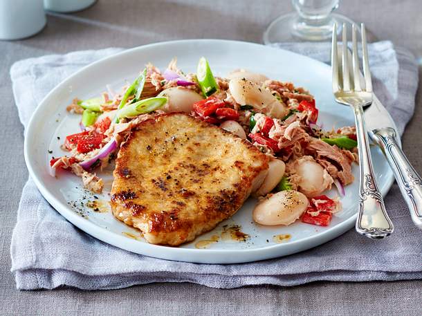 Schnelle Schnitzel mit Thunfisch-Bohnensalat Rezept Schnelle Schnitzel mit Thunfisch-Bohnensalat Rezept