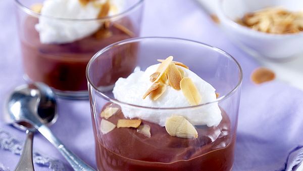 Schnelle Schokocreme mit Eischnee-Nockerln (Ile flottante, floating island) Rezept - Foto: House of Food / Bauer Food Experts KG