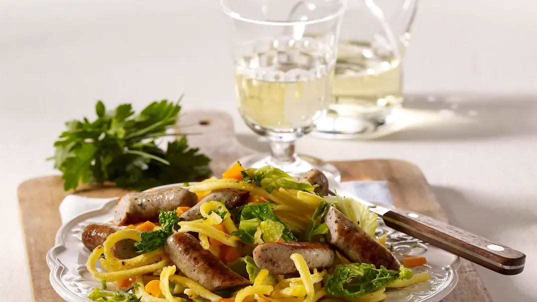 Schnelle Spätzle-Pfanne mit Rostbratwürstchen Rezept - Foto: LECKER @ Bauer Media Group Schnelle Spätzle-Pfanne mit Rostbratwürstchen Rezept - Foto: LECKER @ Bauer Media Group