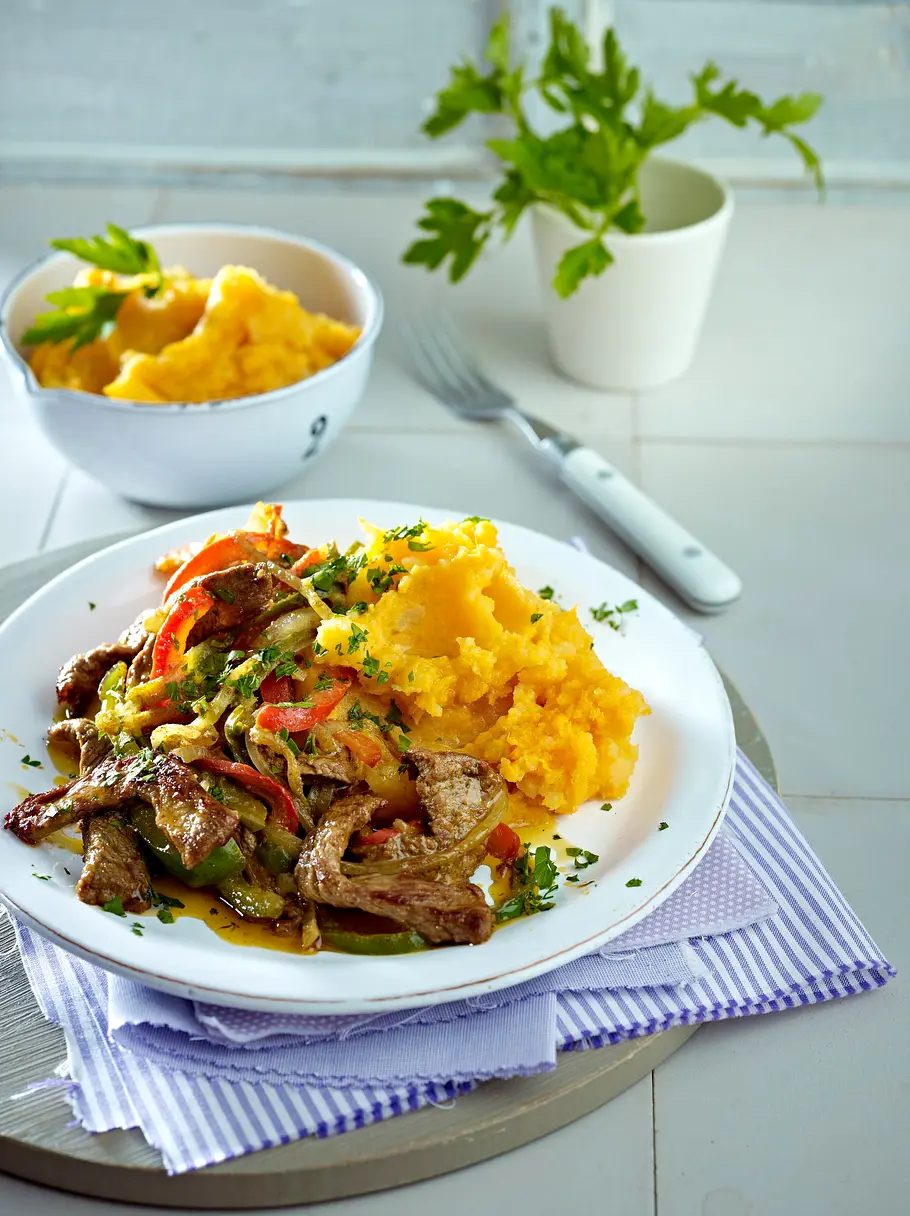 Schnelle Steak-Paprika-Pfanne mit Süßkartoffel-Püree Rezept