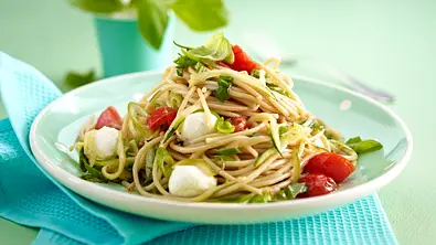 Schnelle Tomaten-Zucchini-Spaghetti Rezept - Foto: LECKER @ Bauer Media Group