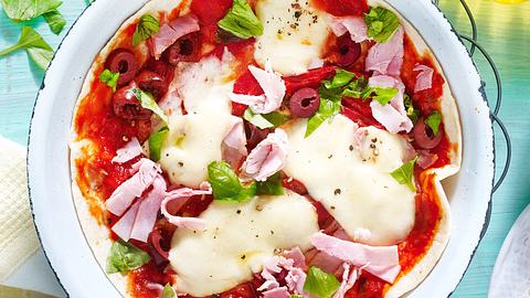 Schnelle Tortillapizza aus der Pfanne Rezept - Foto: House of Food / Bauer Food Experts KG