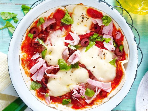 Schnelle Tortillapizza aus der Pfanne Rezept Schnelle Tortillapizza aus der Pfanne Rezept