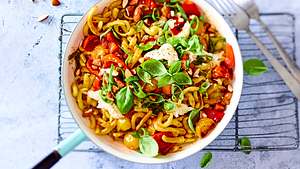 Caprese-Spätzle mit Tomaten, Mozzarella und Basilikum ein einer Pfanne. - Foto: House of Food / Bauer Food Experts KG