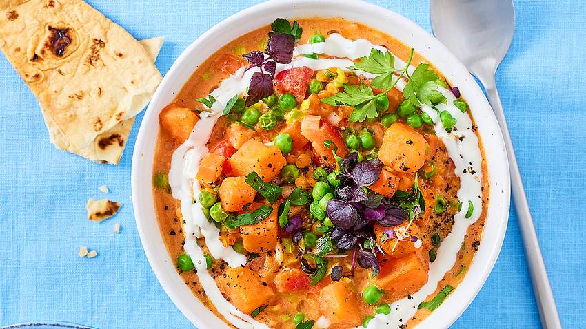 Schnelle vegetarische Gerichte wie dieses Süßkartoffel-Gulasch sind im Alltag unverzichtbar. - Foto: House of Food / Bauer Food Experts KG